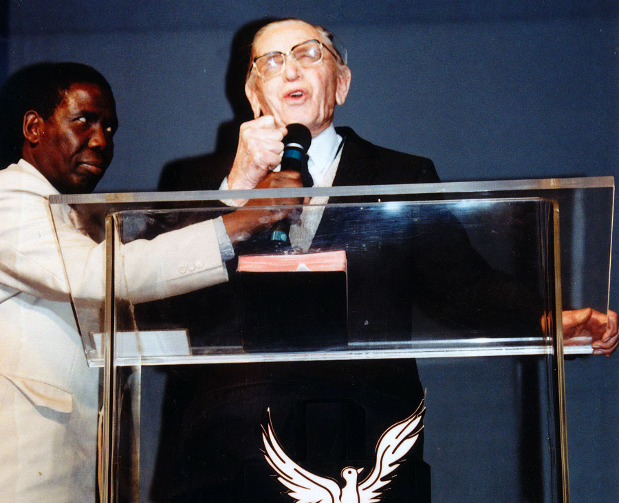 06Pastor-Fred-Burke-opened-the-conference-in-prayer